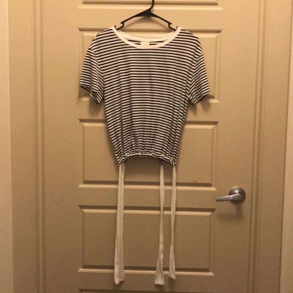 Striped, light-weight tee with flirty drawstrings - Picture 3 of 5